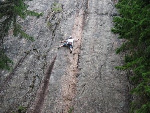 Thomas Eriksson klättrar Det rosa bandet. Foto: Lars Svensson